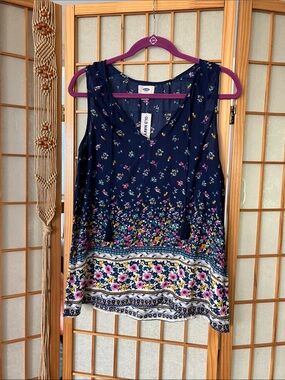NWT Old Navy Medium Navy Floral Border-Print Sleeveless Lightweight Tank